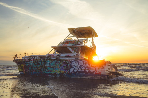 Peinture antifouling pour éviter le développement d'algues sur un bateau  
